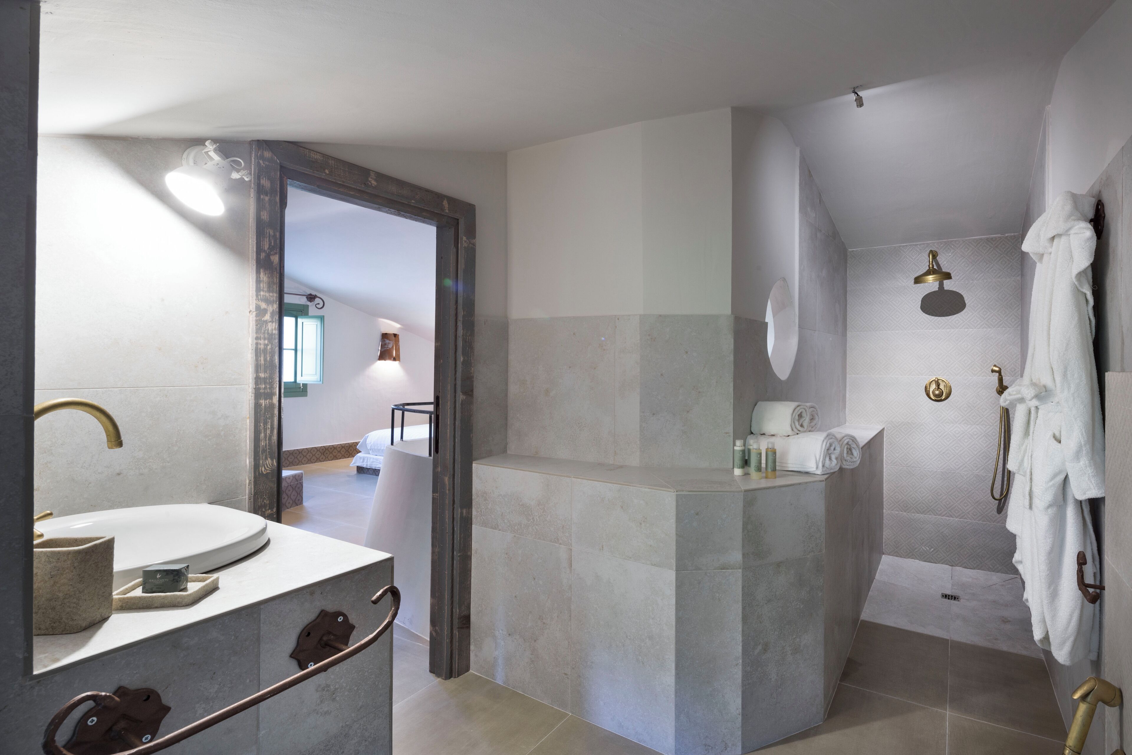 Un baño moderno con un lavamanos grande, ducha y espejo.