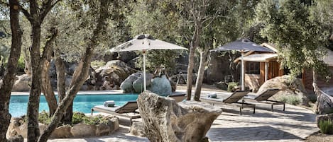 Piscine extérieure, parasols de plage, chaises longues