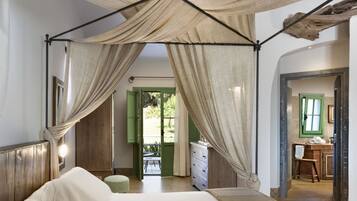 Junior-sviitti | Ylelliset vuodevaatteet, untuvapeitot, pillowtop-patjalliset sängyt