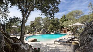 Ulkouima-allas, aurinkovarjoja, aurinkotuoleja