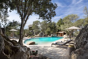 Piscine extérieure, parasols de plage, chaises longues
