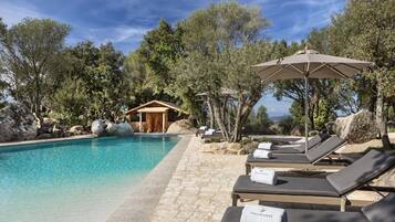 Ulkouima-allas, aurinkovarjoja, aurinkotuoleja