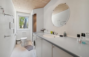 Shower - Nice home in Aakirkeby with WiFi (Aakirkeby)