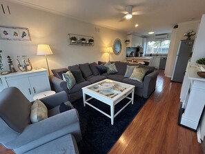 Smart TV, books - BRIGHT TOWNHOUSE, WALK EVERYWHERE (Ocean Grove)