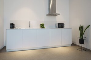 Superior studio (2 people) | Privékeuken | Een koelkast, een magnetron, een kookplaat, een espressoapparaat