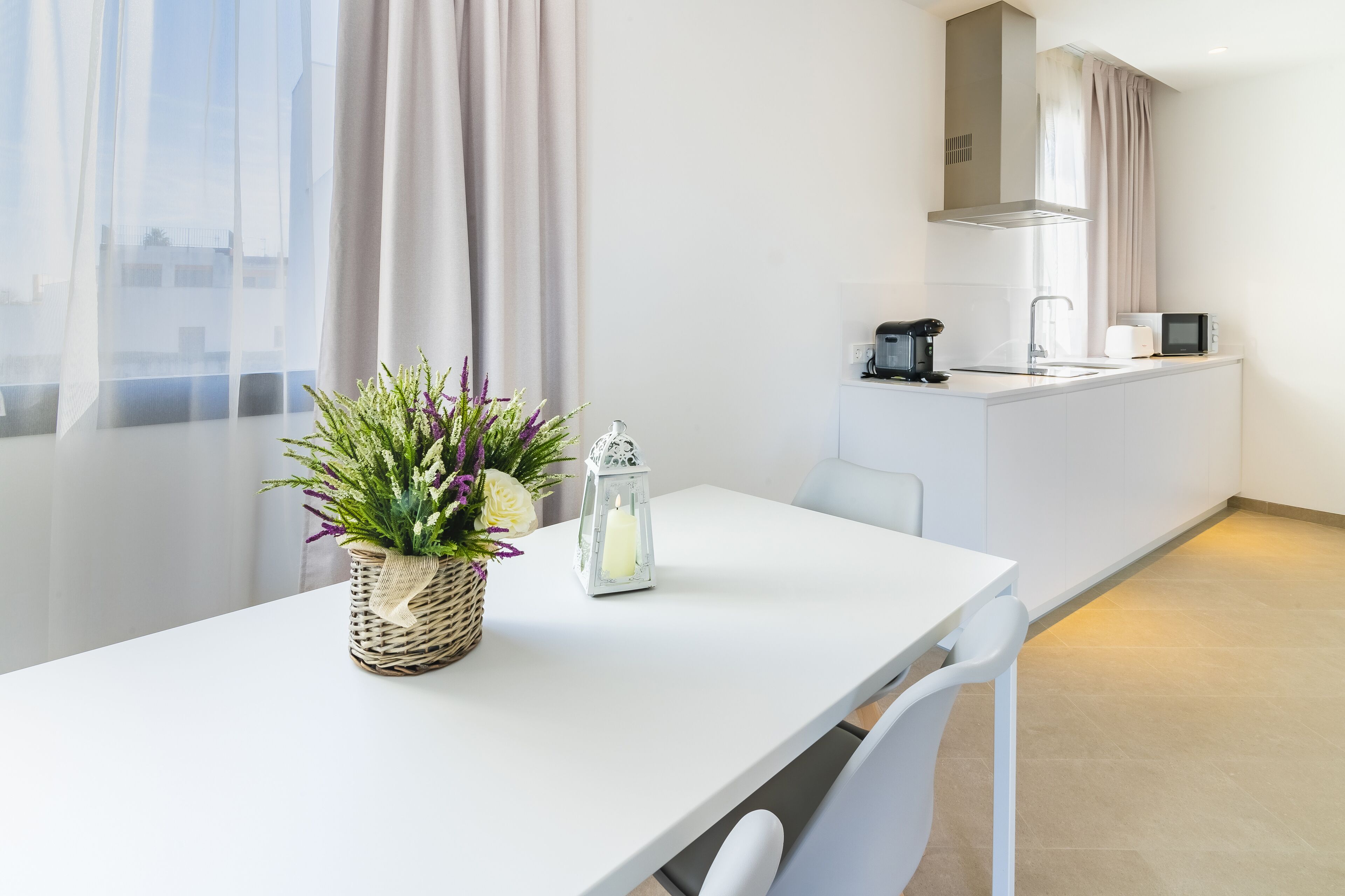 Frigorifero, microonde, piano cottura, macchina per caffè espresso