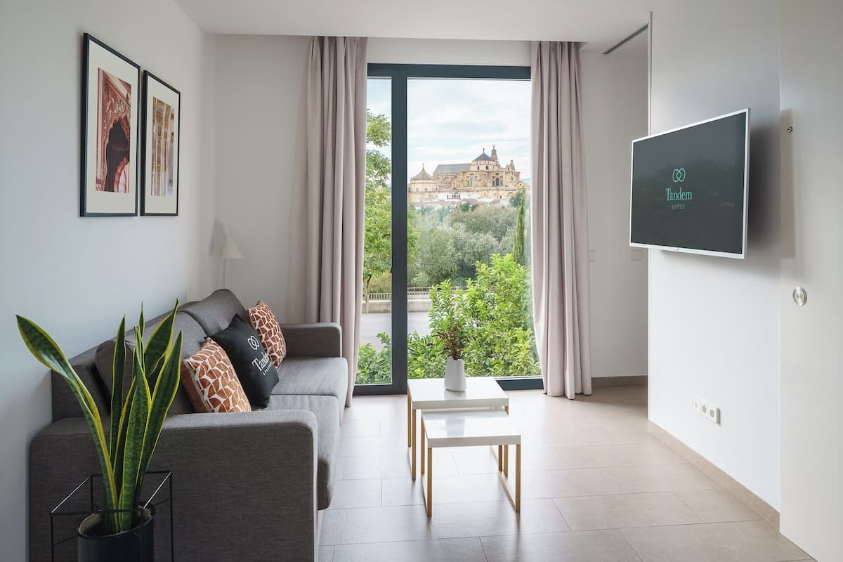 1 bedroom, in-room safe, blackout curtains, soundproofing