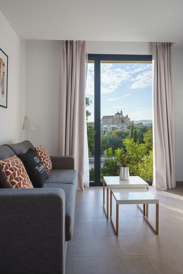 In-room safe, blackout curtains, soundproofing, iron/ironing board - Tandem Torre De La Calahorra (Córdoba)