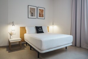 Superior studio (2 people) | Een kluis op de kamer, verduisterende gordijnen, geluiddichte muren