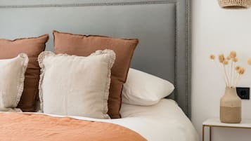1 bedroom, Egyptian cotton sheets, premium bedding, down comforters