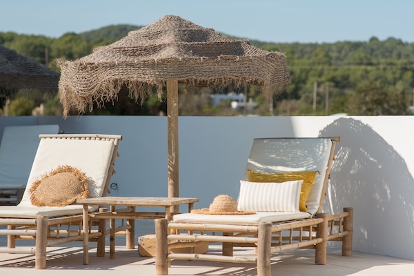 Seasonal outdoor pool, open 8:00 AM to 10:00 PM, pool umbrellas