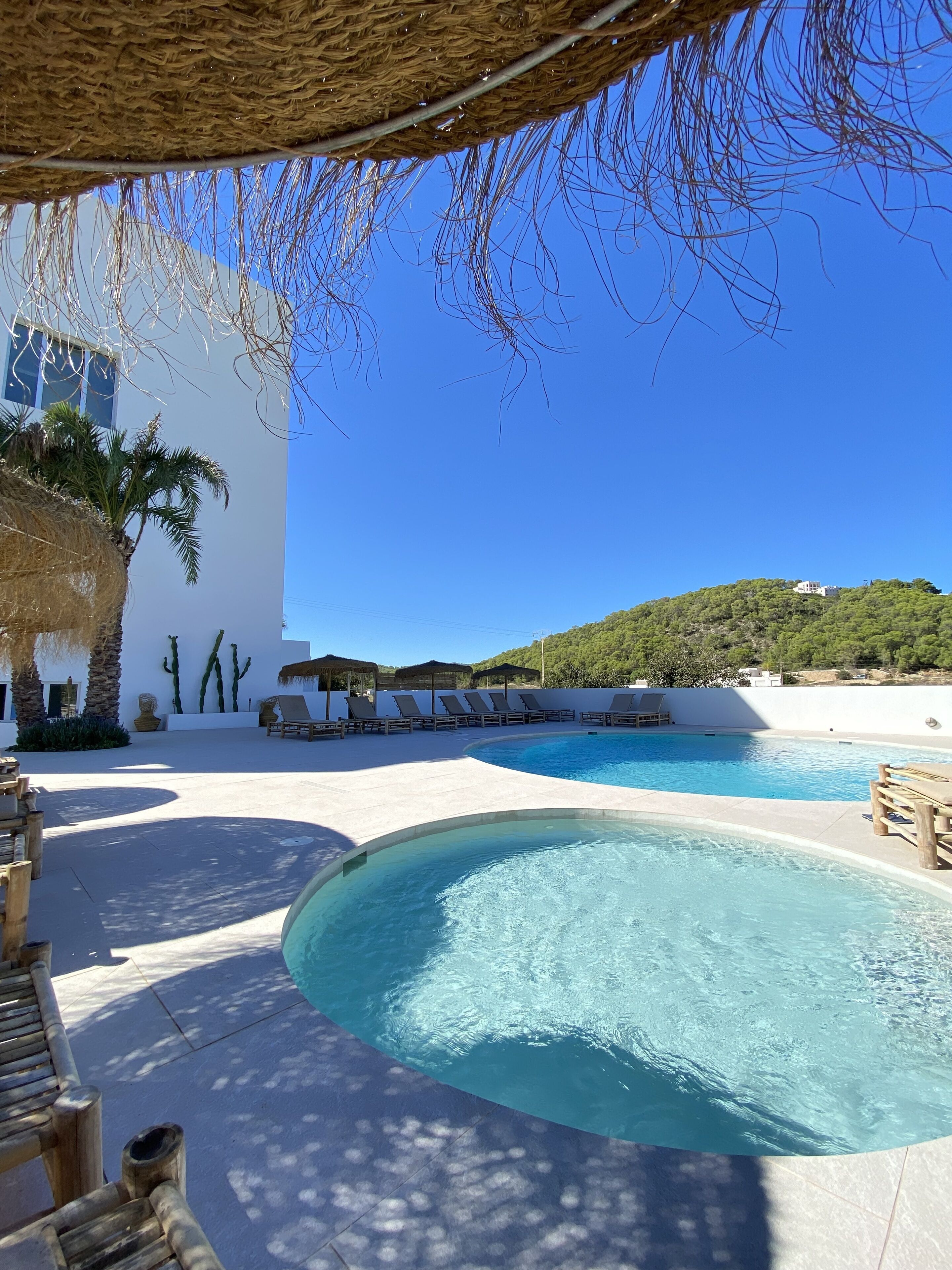 Una piscina al aire libre de temporada, sombrillas