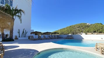 Piscine extérieure (ouverte en saison), parasols de plage