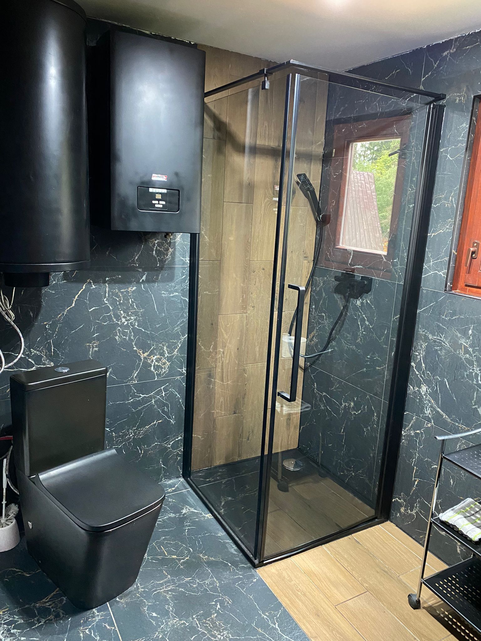 Dusche, Haartrockner, Hausschuhe, Seife