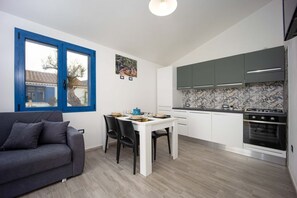 Jääkaappi, uuni, liesi, astianpesukone