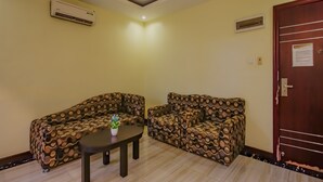 Suite, 1 Bedroom | Living area
