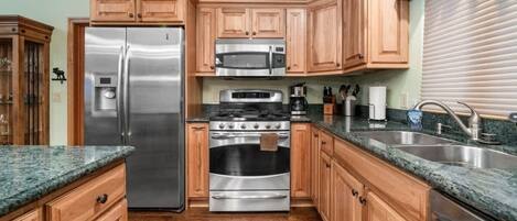 Jääkaappi, mikroaaltouuni, uuni, liesi