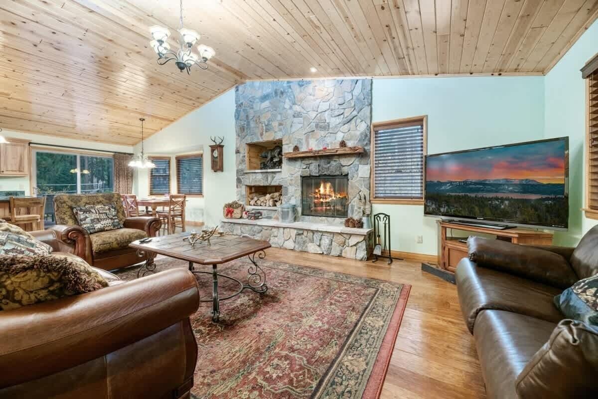 Televisión, chimenea y oficina 