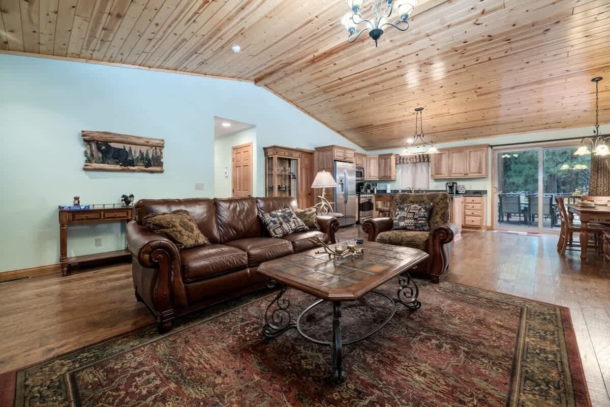 Televisión, chimenea y oficina 