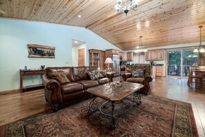 TV, fireplace, offices - Modern, Steps to Summit, Relaxing Spa. Fireplace. (Big Bear)