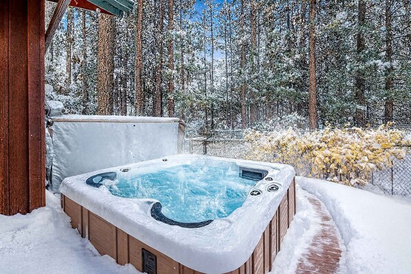 Outdoor spa tub - Modern, Steps to Summit, Relaxing Spa. Fireplace. (Big Bear)