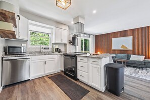 Fridge, microwave, oven, stovetop - Decatur/Atlanta Area - Family and Dog Friendly Modern 3BR Home with Fenced Yard (Decatur)