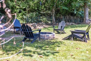 Property grounds - Decatur/Atlanta Area - Family and Dog Friendly Modern 3BR Home with Fenced Yard (Decatur)