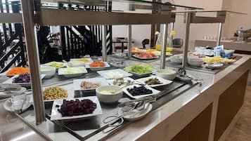Tägliches Frühstücksbuffet (15000 EUR pro Person)