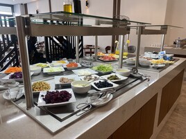 Se ofrece un desayuno bufé todos los días (por un coste adicional)