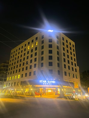 Façade de lâhĂ©bergement â soirĂ©e/nuit