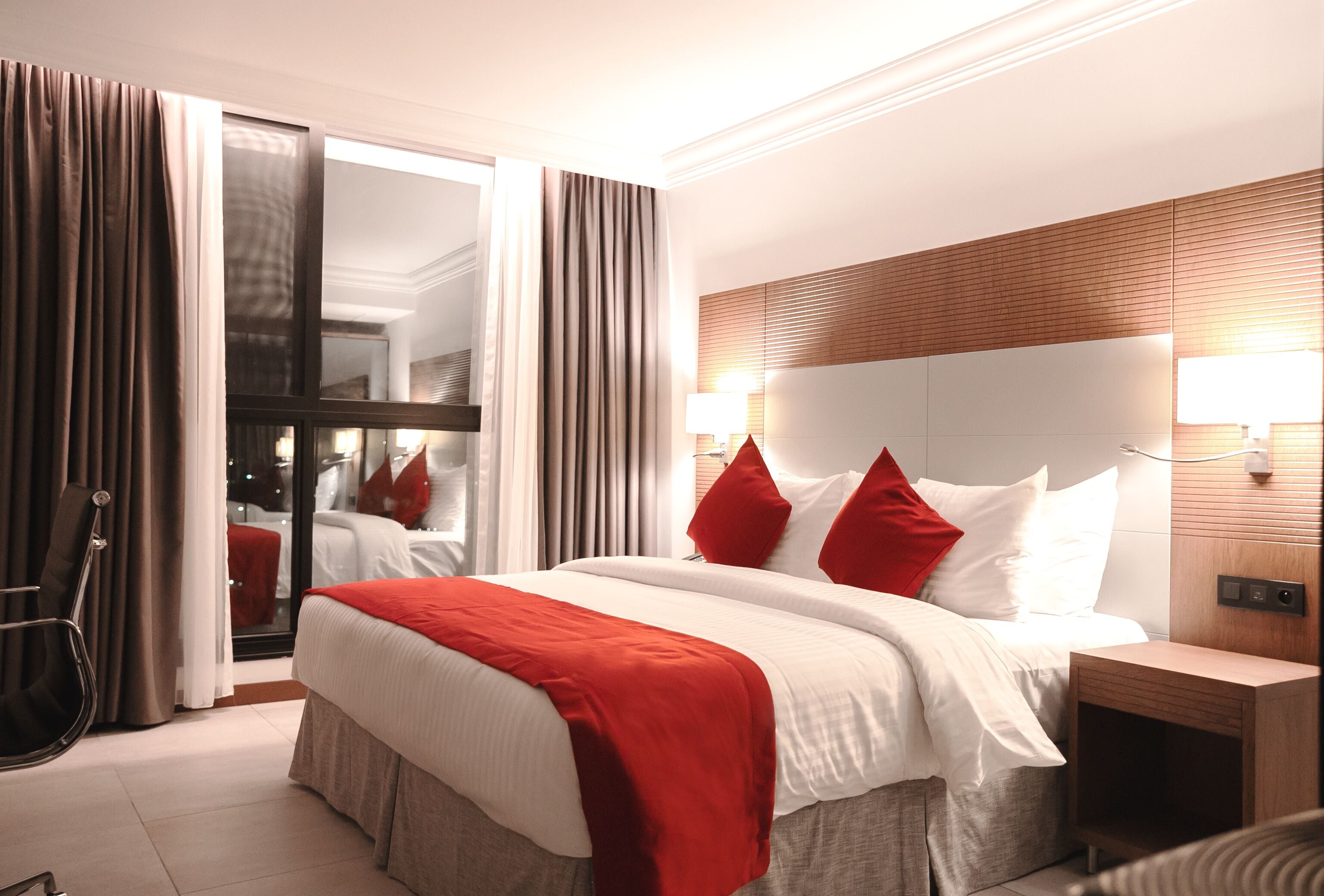 Frigobar, cofres nos quartos, individualmente mobiliados, escrivaninha