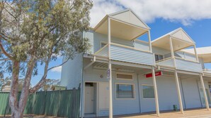 A two-story building with a flat roof and a covered porch. - Razorback 1/1 Gippsland St (Jindabyne)