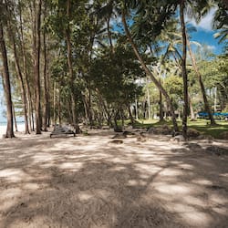 Trên bãi biển, lều miễn phí, ghế dài tắm nắng, khăn tắm biển