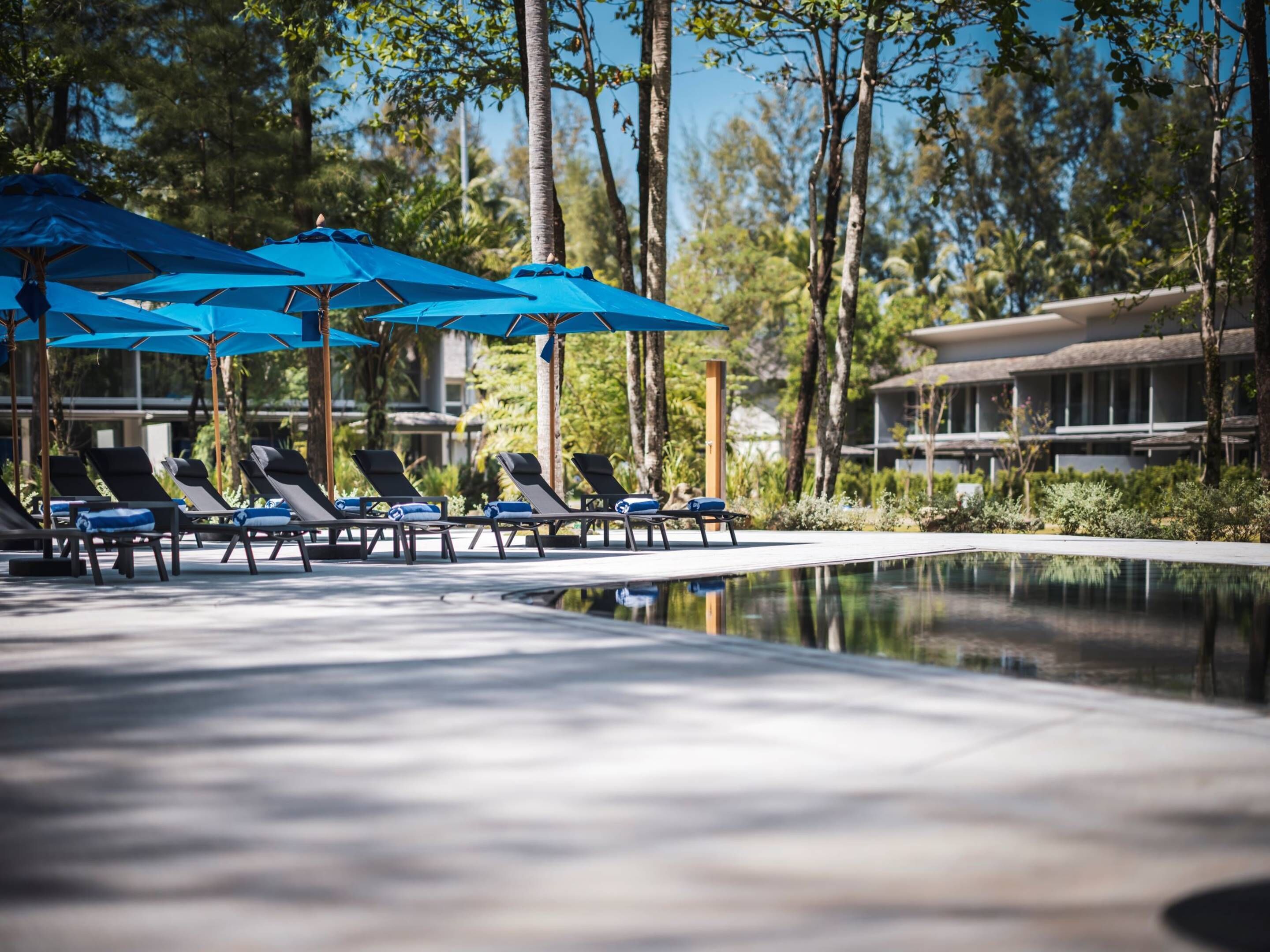 4 สระว่ายน้ำกลางแจ้ง, เก้าอี้อาบแดดริมสระ