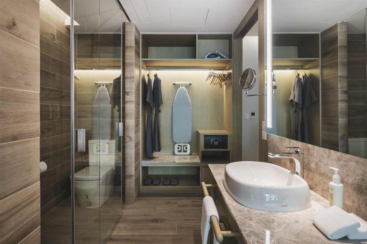 Deluxe Pool Access Room