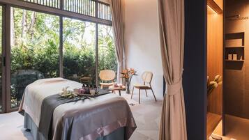 カップル用トリートメントルーム、ホットタブ、ボディ トリートメント、ハイドロセラピー、アロマテラピー、ホットストーンマッサージ