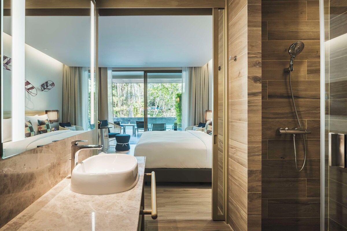Habitación Deluxe, acceso a la alberca | Ropa de cama de alta calidad y artículos del minibar gratis