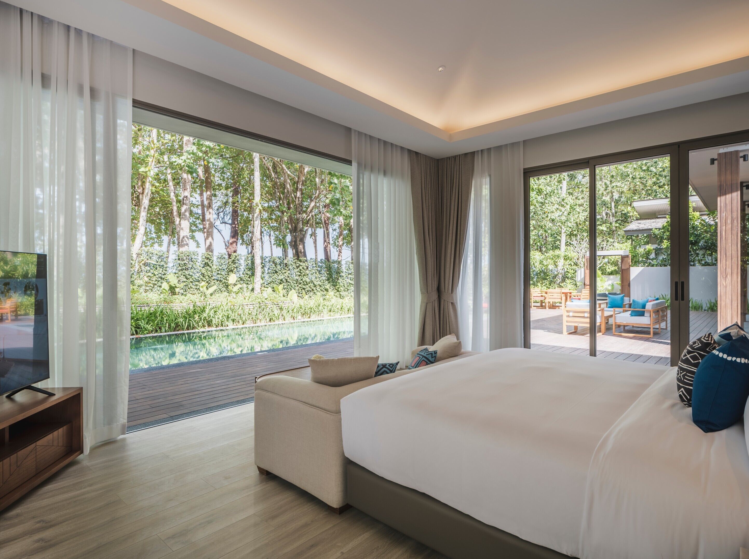 Two Bedroom Royal Beachfront Pool Villa | วิวสวน