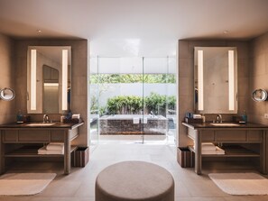 Two Bedroom Royal Beachfront Pool Villa | Salle de bain