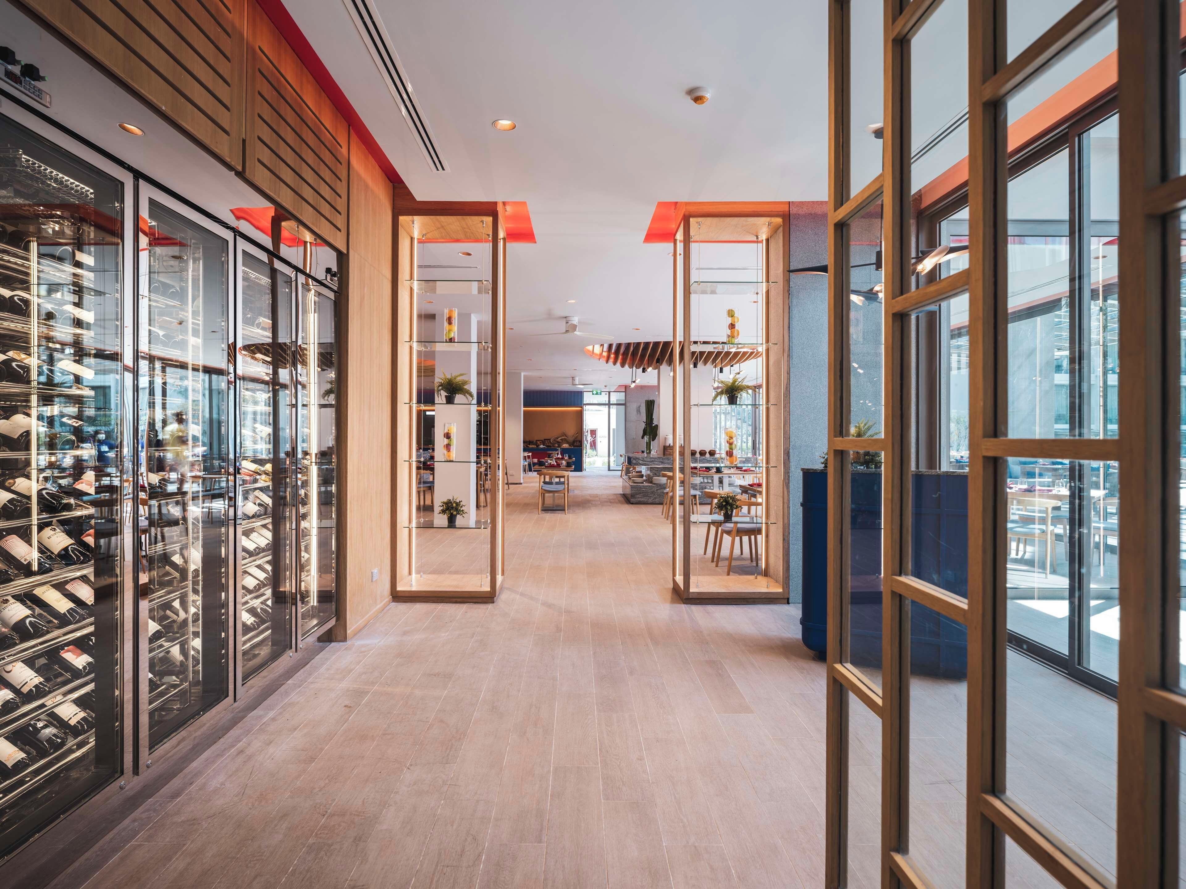 3 restaurants; breakfast, lunch, dinner, and brunch served