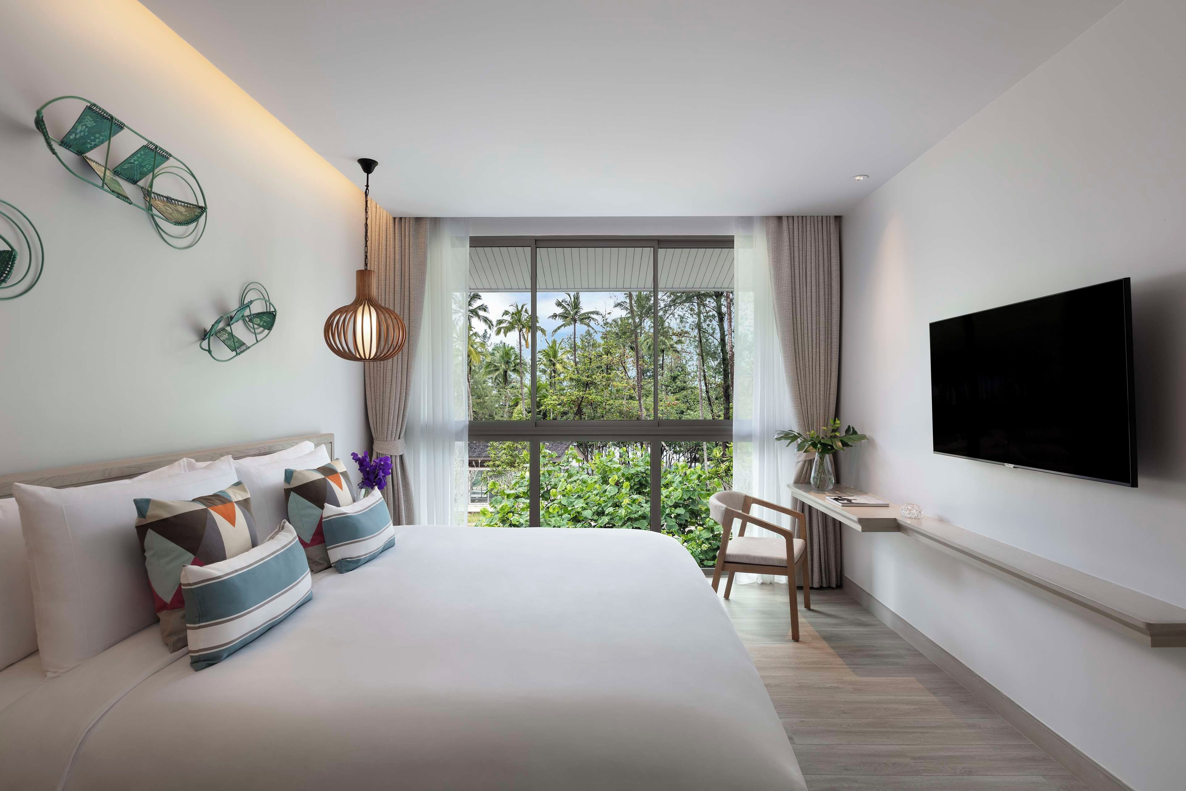Premium bedding, minibar (some free items), in-room safe, desk