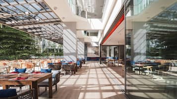 3 restaurantes; se sirve desayuno, almuerzo, cena y brunch