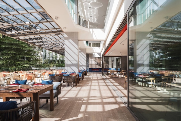 3 restaurants; breakfast, lunch, dinner, and brunch served