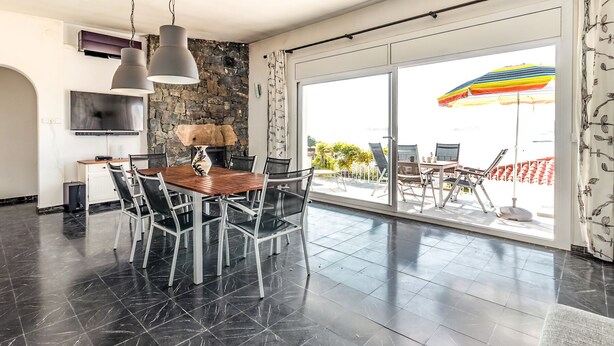 Unclassified image, 1 of 23, button - Cap Ras 01 – Apartment with terrace and sea views (Llança)