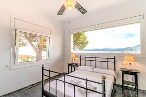 2 bedrooms, iron/ironing board, bed sheets - Cap Ras 01 – Apartment with terrace and sea views (Llança)