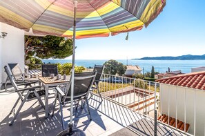 Outdoor dining - Cap Ras 01 – Apartment with terrace and sea views (Llança)