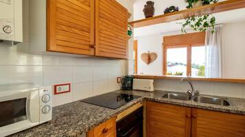 Een koelkast, een magnetron, een oven, een broodrooster