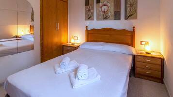 2 slaapkamers, een strijkplank/strijkijzer, beddengoed