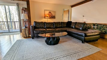 TV connectée, table de tennis de table, livres