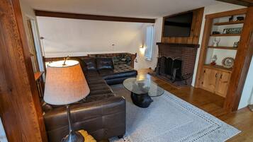 TV connectée, table de tennis de table, livres